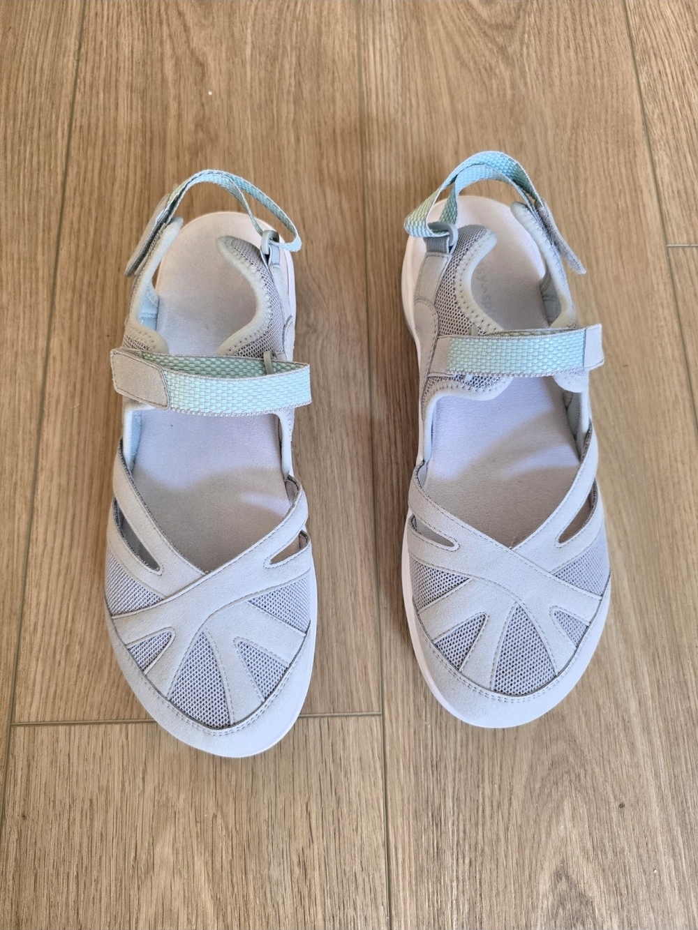 Easy Spirit Elora2 Light Gray and Aqua Strappy Comfort Sandals NWT 9.5